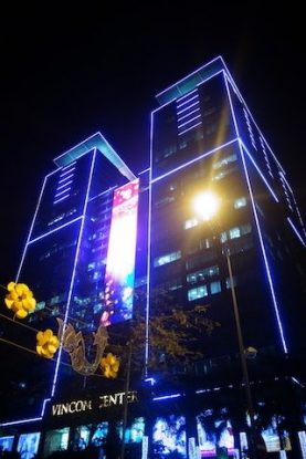 Vietnam: La ville de Saigon se visite aussi de nuit avec un effort sur les lumières de la ville.