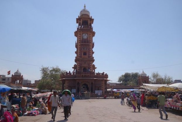 La tour de l'horloge à Jodhpur se visite pour 30 roupies surperbe repere pour ne pas se perdre dans la ville photo blog voyage tour du monde https://yoytourdumonde.fr