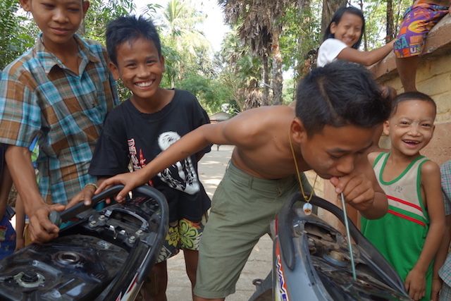 aide d'un jeune birman en lui donnant de l'essance pour qu'il reparte photo blog voyage http://yoytourdumonde.fr