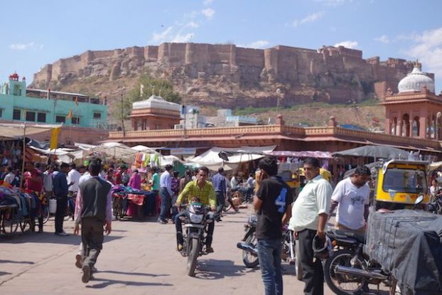 Le Sardar market de Jodhpur en Inde se fait à pieds decouverte des epices, achats de bijoux et de vetements photos blog voyage tour du monde https://yoytourdumonde.fr