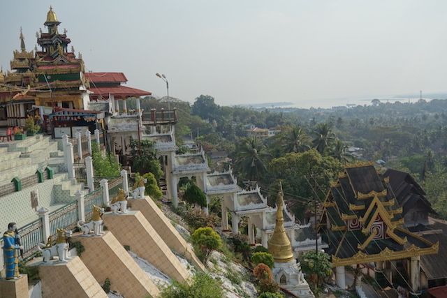 Temple bouddhiste sur une colline de Mawlamyine. photo blog voyage tour du monde http://yoytourdumonde.fr