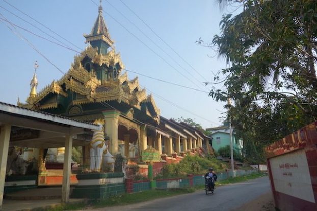 Magnifique temple bouddhiste du coté de Mawlamyine photo blog voyage tour du monde https://yoytourdumonde.fr