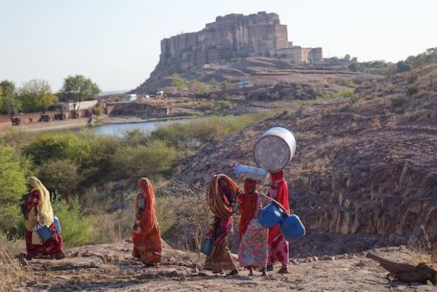 Un groupe de femme faisaint des dizaines de kilometres pour aller chercher de l'eau dans la 2eme plus grande ville du Rajastah à Jodhpur photo blog voyage tour du monde https://yoytourdumonde.fr