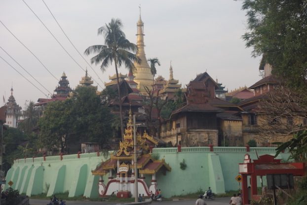 Pagode Bouddhsite à Mawlamyine mériteraient d'entrer à l'UNESCO. Photo blog voyage tour du monde https://yoytourdumonde.fr