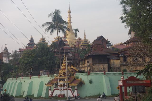 Pagode Bouddhsite à Mawlamyine mériteraient d'entrer à l'UNESCO. Photo blog voyage tour du monde http://yoytourdumonde.fr