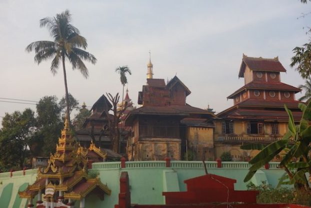 Mawlamyine est une ville a découvrir avec des pagodes magnifiques sur une colline. Photo blog voyage tour du monde http://yoytourdumonde.fr