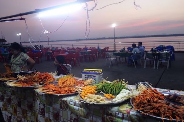 Si vous cherchez a manger à Mawlamyine le mieux est d'aller manger sur les quais avec les locaux. Superbe vision du fleuve et de la ville photo blog voyage https://yoytourdumonde.fr