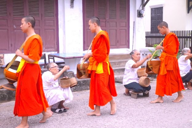Moines bouddhistes cérémonie aumone laos luang prabang photo blog voyage tour du monde https://yoytourdumonde.fr