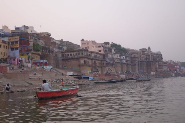 Beauté magnifique de Varanasi en Inde. Photo voyage tour du monde. https://yoytourdumonde.fr