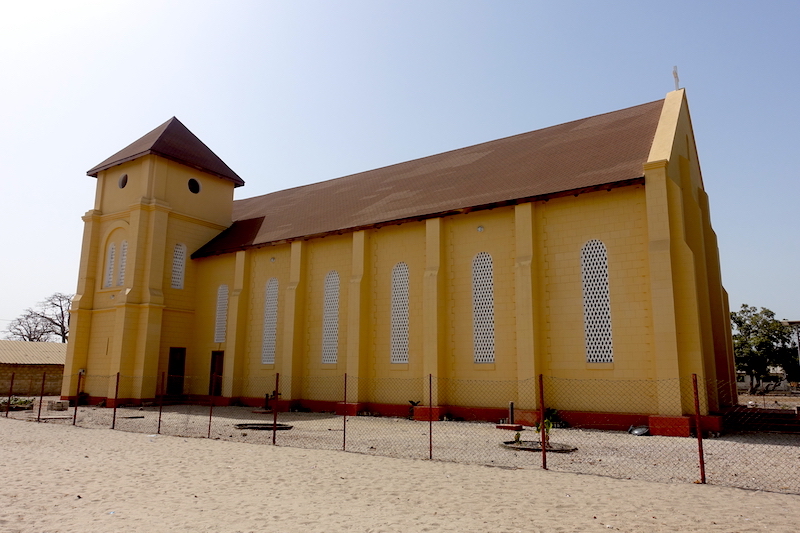 L'église de style bretonne de Carabane en Afrique au Sénégal photo blog voyage tour du monde https://yoytourdumonde.fr
