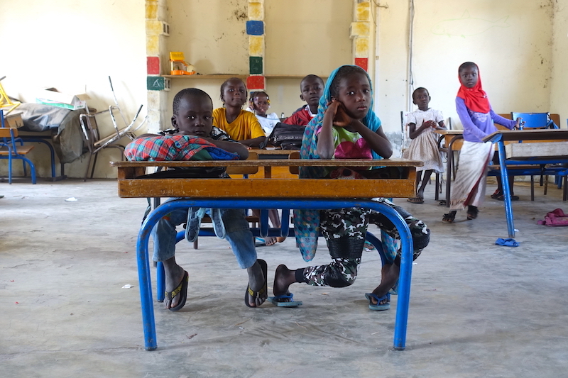 Des écoliers à Carabane au Sénégal photo blog voyage tour du monde https://yoytourdumonde.fr