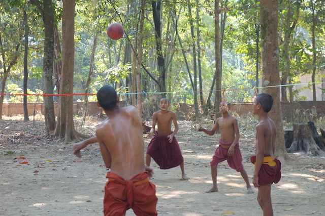 Des jeunes moines bouddhistes jouent au volley ball pres d'une temple bouddhsite du coté de l'ile de l'Ogre photo voyage tour du monde http://yoytourdumonde.fr