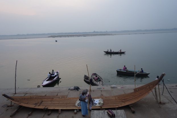 Le gange du coté de Varanasi photo blog voyage tour du monde https://yoytourdumonde.fr