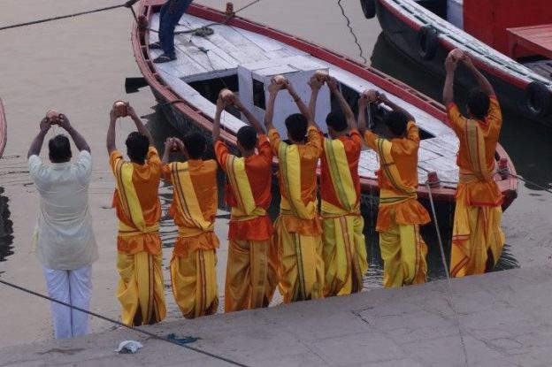 Assi ghat à Varanasi en Inde. Photo blog voyage tour du monde https://yoytourdumonde.fr