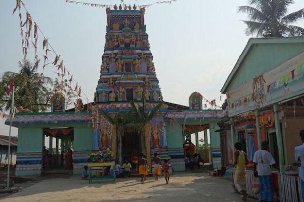 Sur l'ile de l'ogre presence d'une communauté hindouiste avec son temple voir photo blog voyage tour du monde https://yoytourdumonde.fr