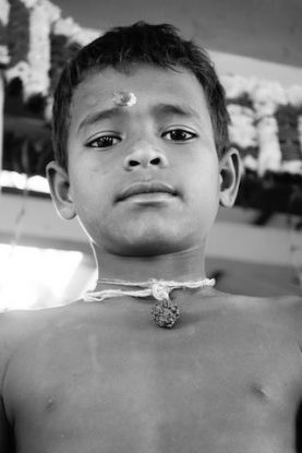 pourquoi les indiens portent un point rouge au front portrait jeune hindouiste blog voyage tour du monde https://yoytourdumonde.fr