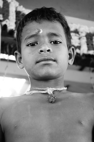 pourquoi les indiens portent un point rouge au front portrait jeune hindouiste blog voyage tour du monde http://yoytourdumonde.fr