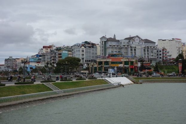 Vietnam - Dalat: Une vue de Dalat avec la ville et son lac.