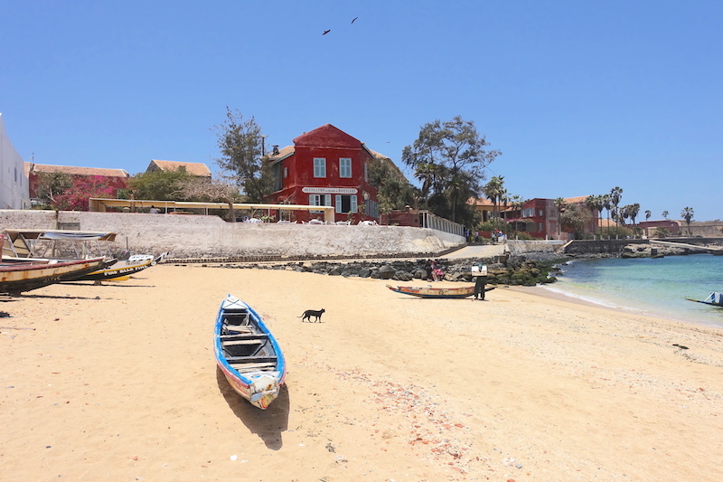 Entre plage et histoire l'ile de Gorée au Sénégal est d'une beauté incroyable. Photo blog voyage tour du monde http://yoytourdumonde.fr
