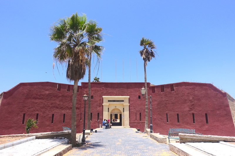 Monumental entrée du musée historique du Sénégal et de Gorée. Photo blog voyage tour du monde https://yoytourdumonde.fr