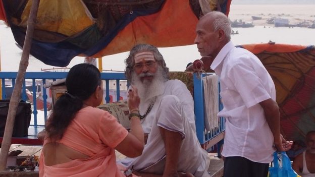 Brahman sur ghat à Varanasi photo blog tour du monde. http:/yoytourdumonde.fr