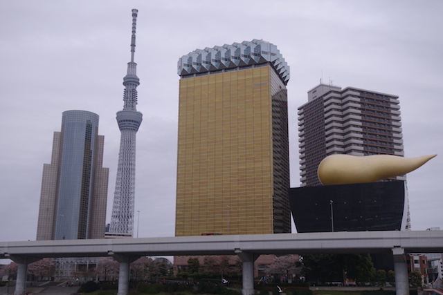 Tokyo a de surprenant batiments avec une architecture très moderne. Photo blog tour du monde https://yoytourdumonde.fr