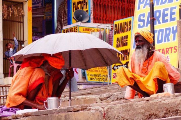 Photo de pretres ou Brahman du coté de Varanasi. Photo blog voyage tour du monde https://yoytourdumonde.fr
