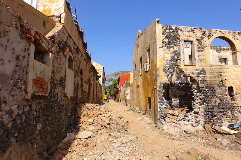 Ce que j'aime à Gorée c'est le décalage entre la ville musée et la ville détruite. Contraste saisissant! Photo blog voyage tour du monde sénégal https://yoytourdumonde.fr