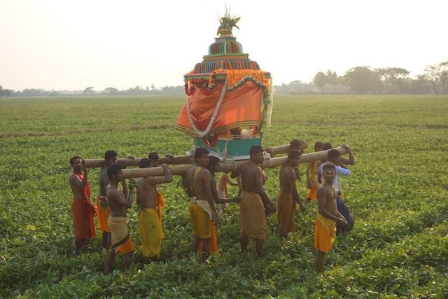 procession des partisants de shiva dans une communauté hindouiste en birmanie sur l'ile de l'ogre en Birmanie photo blog voyage tour du monde http://yoytourdumonde.fr