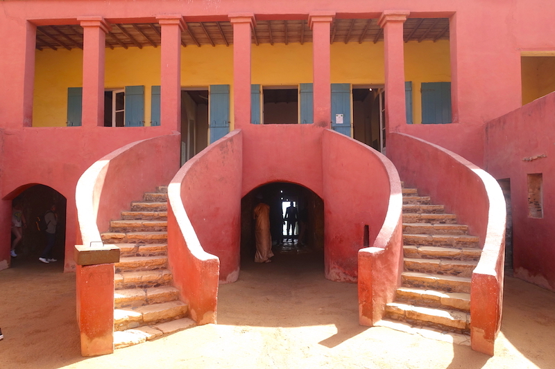Entrée de la maison des esclaves à Gorée, photo blog voyage tour du monde sénégal https://yoytourdumonde.fr