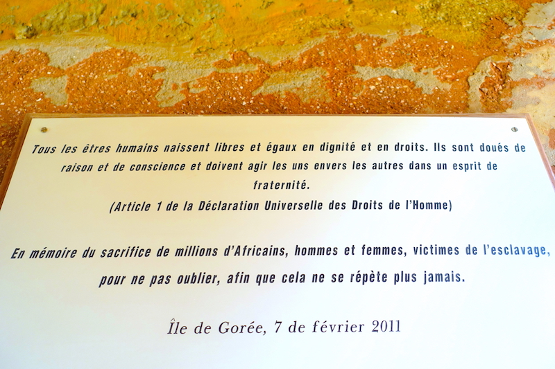 Plaque commémorative sur l'esclavage trouvé à Gorée. Photo blog voyage tour du monde https://yoytourdumonde.fr