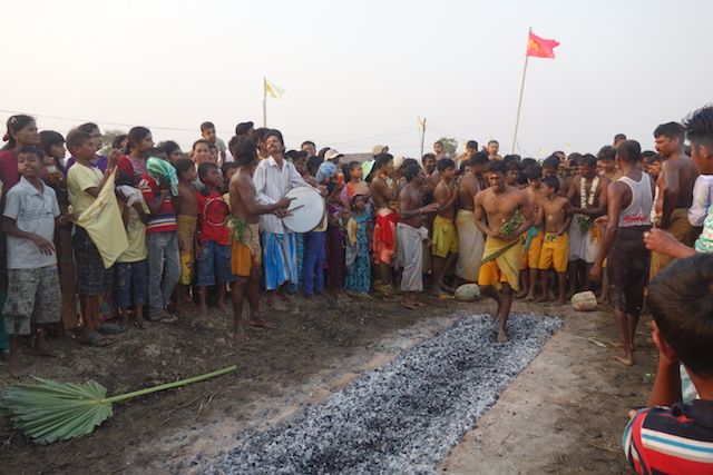 Lorsque les indiens marchent sur les braises la temperature est de 700 degres ceremoinie hindouiste photo blog voyage tour du monde http://yoytourdumonde.fr