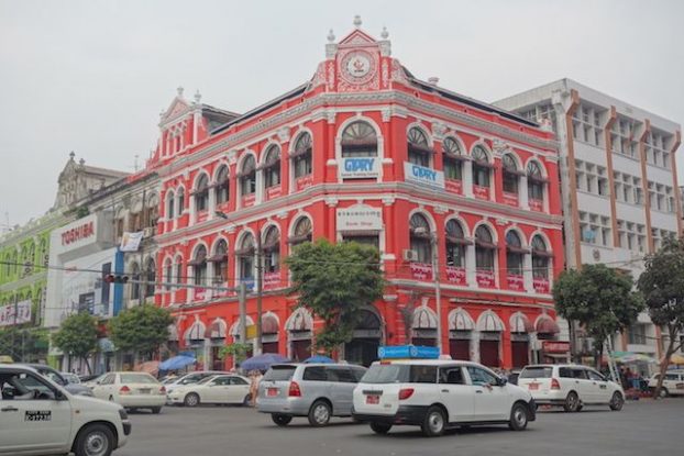 Birmanie son ancienne capitale rangoon ou yagon merite un ravalement des façades des batiments coloniaux photo blog tour du monde https://yoytourdumonde.fr