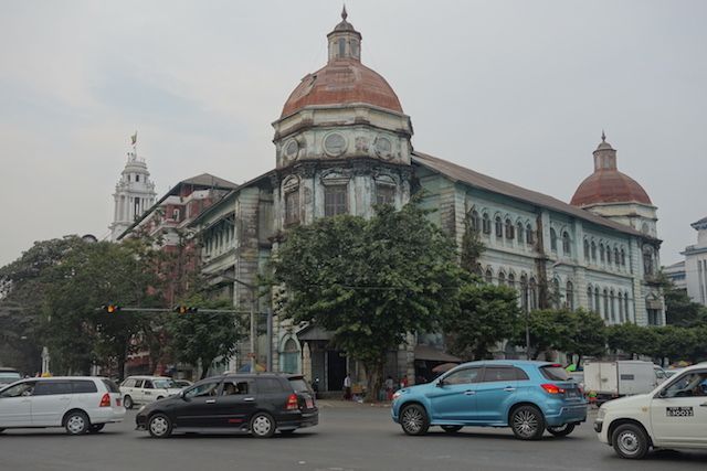Les façades de nombreux batiments coloniaux sont delabrée dommage parce que Yangon pourrait être une magnifique ville photo rangoon voyage tour du monde http://yoytourdumonde.fr