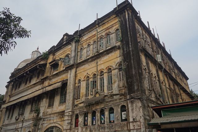 La Birmanie devrait se developper par le tourisme et Rangoon devrait faire un bon economique mais il faut refaire les façades des batiments coloniaux photo blog voyage tour du monde http://yoytourdumonde.fr