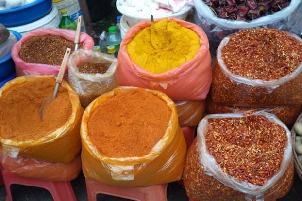 les produits vendus sur le marche de rangoon en birmanie photo blog voyage tour du monde https://yoytourdumonde.fr