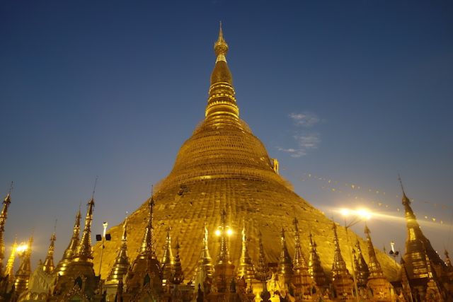 La Pagode Shwedagon se prete parfaitement à la meditation en compagnie des moines bouddhistes photo blog voyage http://yoytourdumonde.fr