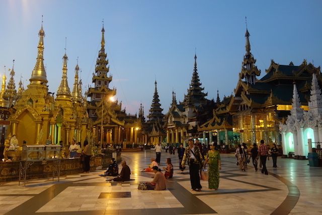 Visite au petit matin de la Pagode Shwedagon temple bouddhiste à Rangoon. Voyage blog tour du monde http://yoytourdumonde.fr