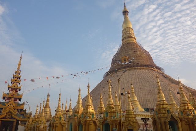 La pagode Shwedagon en fin de journee voyage tour du monde birmanie http://yoytourdumonde.fr