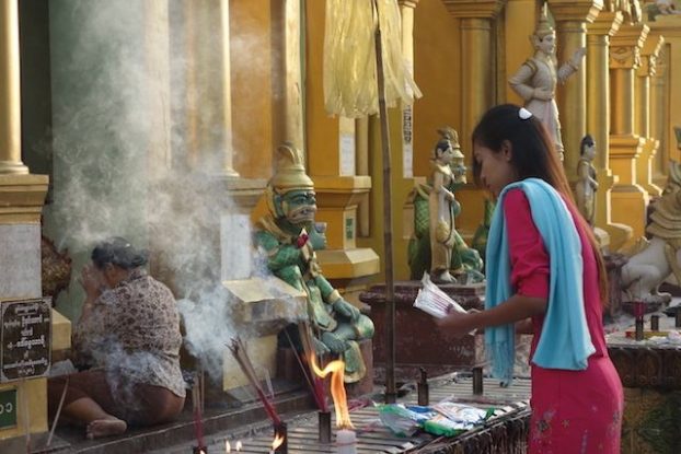 C'est dans la La Pagode Shwedagon qu'il y aurait 8 cheveux du dernier Bouddha mais aussi des anciens Bouddhas la ferveur du bouddhisme a yangon est bien reelle photo blog voyage tour du monde https://yoytourdumonde.fr
