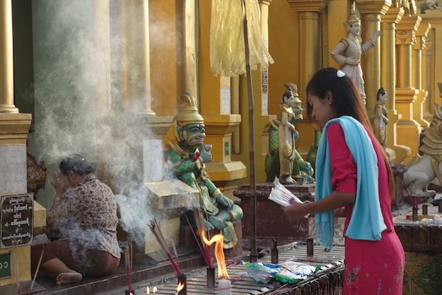C'est dans la La Pagode Shwedagon qu'il y aurait 8 cheveux du dernier Bouddha mais aussi des anciens Bouddhas la ferveur du bouddhisme a yangon est bien reelle photo blog voyage tour du monde http://yoytourdumonde.fr