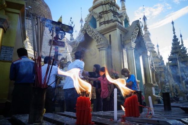 C'est tres tot le matin qu'il vous faut visiter la La Pagode Shwedagon il n'y a pas de touriste et l'entrée est gratuite de là vous pouvez voir voir toute la ferveur du bouddhisme en birmanie et myarnmar photo blog voyage tour du monde https://yoytourdumonde.fr