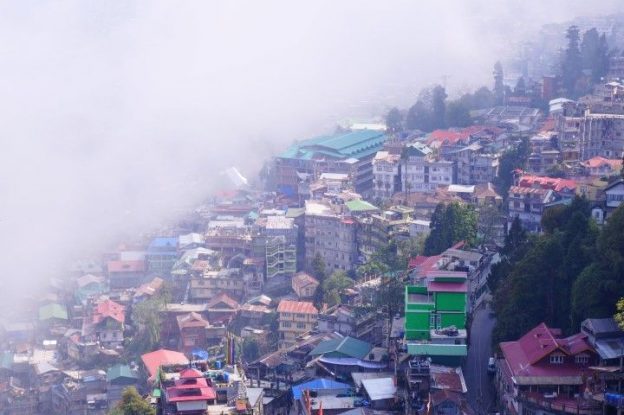 Le brouillard peut etre omnipresent du coté de Darjeeling en Inde. Photo blog tour du monde https://yoytourdumonde.fr