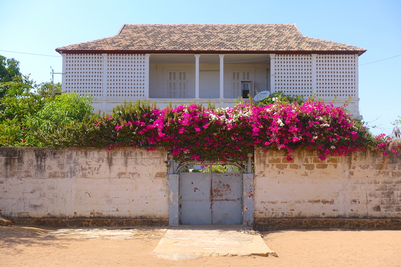 Superbe maison coloniale de Thiès photo blog voyage tour du monde https://yoytourdumonde.fr