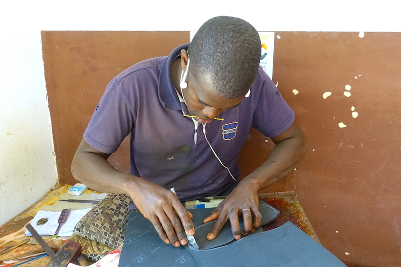 Rencontre avec des artisans au superbe marché artisanal de Thiès au Sénégal photo blog voyage tour du monde https://yoytourdumonde.fr