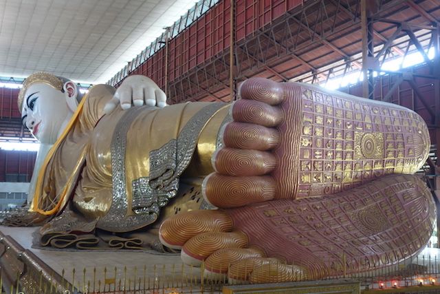 Les dessous de pieds de Bouddha rende chance il vous faut trouver votre signe selon votre lieu de naissance et le jour photo blog voyage Chaukhtatgy Paya http://yoytourdumonde.fr