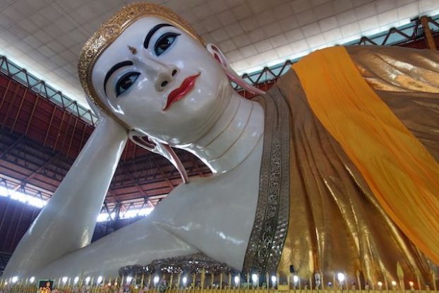 Le rouge à levre de Bouddha mais aussi son bleu aux yeux sont quand meme bien surprenant du cote de Chaukhtatgy Paya à rangoon photo blog voyage tour du monde https://yoytourdumonde.fr