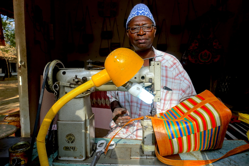 Rencontre avec des artisans au superbe marché artisanal de Thiès au Sénégal photo blog voyage tour du monde https://yoytourdumonde.fr