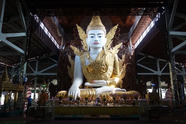 Voici un Bouddha assis magnifiquement decoré et surtout avec de tres belle sculpture en bois a découvrir du coté du temple de Nga Htat Gyi Pagoda photo blog voyage tour du monde http://yoytourdumonde.fr