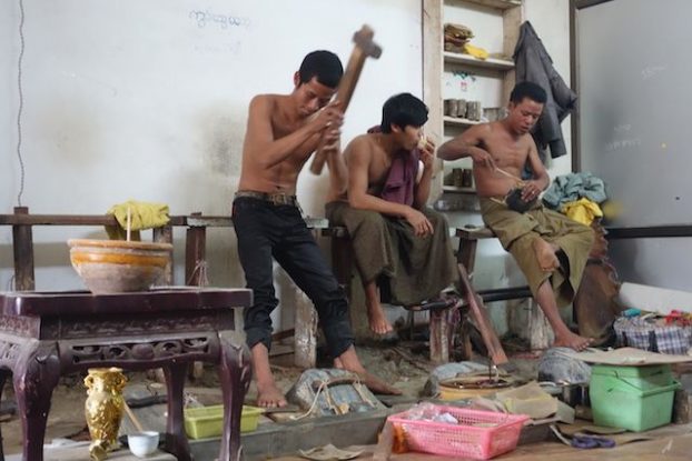 Des travailleurs en actions du coté du quartier de feuilles d'or à Mandalay, travail tres fatiguant photot blog voyage tour du monde https://yoytourdumonde.fr